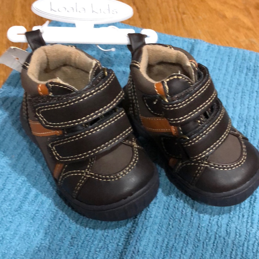 Brown boys high top shoe size 2